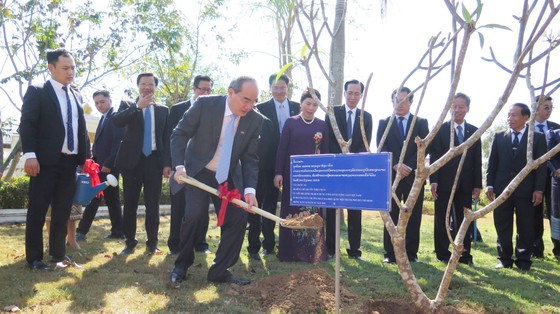 Bí thư Thành ủy TPHCM Nguyễn Thiện Nhân hội đàm với lãnh đạo tỉnh Savannakhet ảnh 3