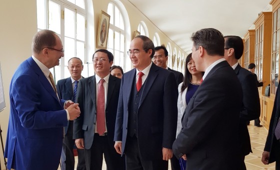 Dâng hoa tượng đài Hồ Chí Minh trong khuôn viên Trường Đại học Tổng hợp Quốc gia Saint Pertersburg ảnh 3