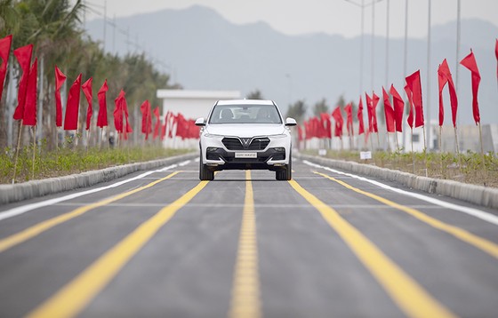 VinFast hoàn thành sản xuất thử nghiệm chiếc LUX SUV đầu tiên ảnh 2