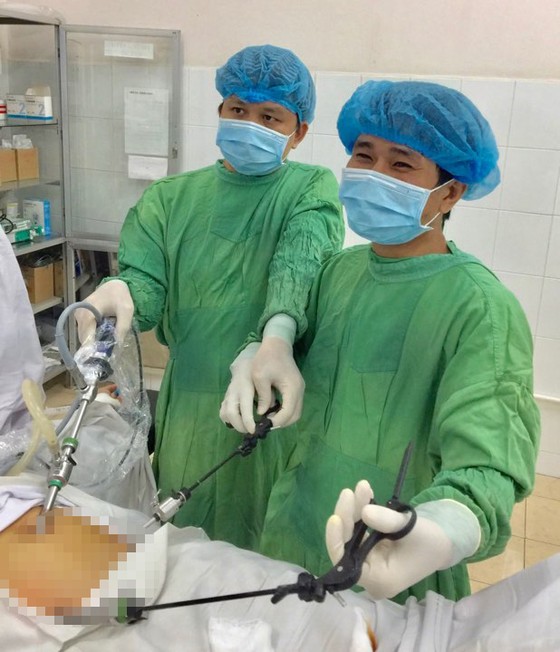Ăn lẩu, bệnh nhân bị xương cá đâm thủng ruột già ảnh 1