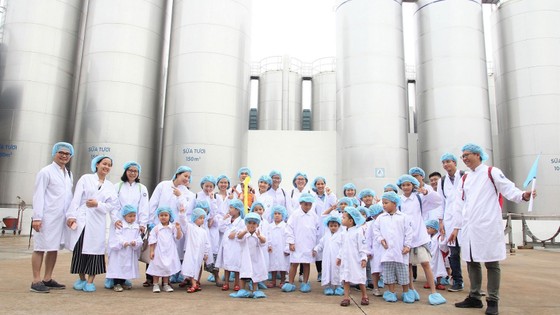 Vui hè 2018, bé khám phá siêu nhà máy sữa của Vinamilk ảnh 5