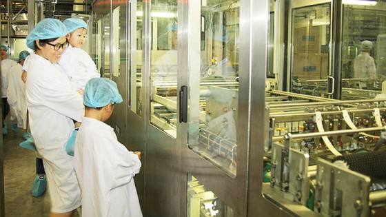 Vui hè 2018, bé khám phá siêu nhà máy sữa của Vinamilk ảnh 4