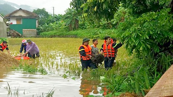 Những người lính cứu nạn cứu hộ trong lũ dữ ảnh 4