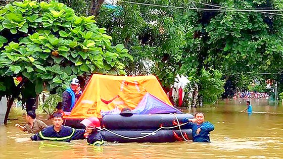Những người lính cứu nạn cứu hộ trong lũ dữ ảnh 5