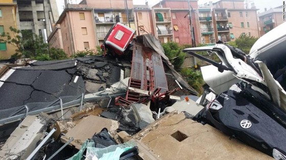 Lực lượng cứu hộ tìm kiếm người sống sót trong đêm trong vụ sập cầu cạn tại Italy ảnh 13