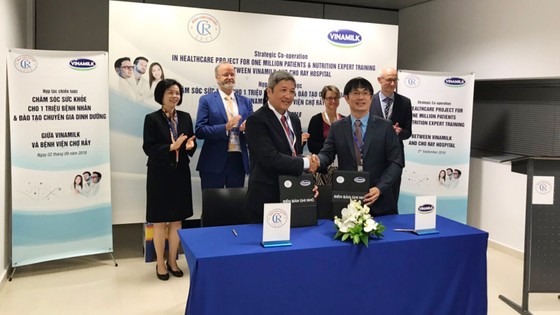 Vinamilk và Bệnh viện Chợ Rẫy ký kết hợp tác chiến lược nâng cao chất lượng khám chữa bệnh cho người dân ảnh 1