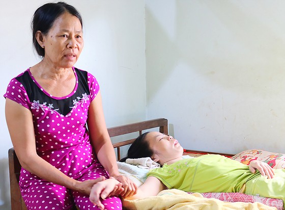 Con gái mắc bệnh hiểm, cha mẹ nghèo bế tắc ảnh 1