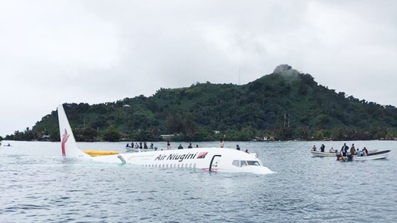 Máy bay chở 47 người trượt khỏi đường băng, lao xuống biển ảnh 12