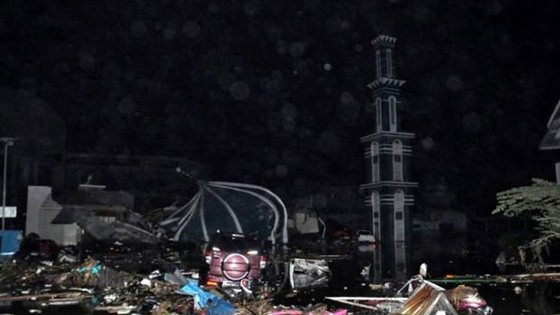 Số nạn nhân thiệt mạng do động đất và sóng thần tại Indonesia đã lên tới gần 400 người ảnh 19