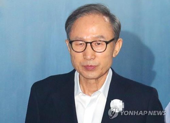 Cựu Tổng thống Hàn Quốc Lee Myung-bak bị kết án 15 năm tù giam ảnh 1