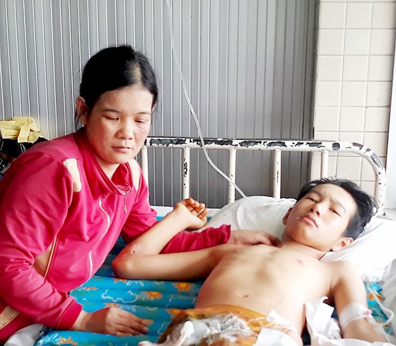 16 tuổi làm thuê kiếm sống, bị tai nạn mất một chân ảnh 1