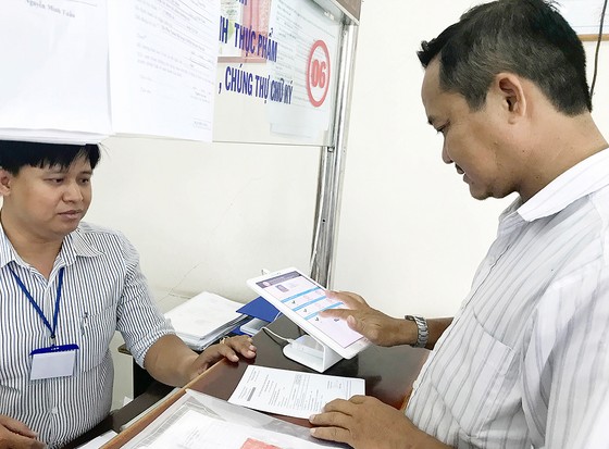 Phát huy truyền thống năng động sáng tạo để phát triển TPHCM: Nhập cuộc tháo gỡ phiền hà gây khó người dân ảnh 1