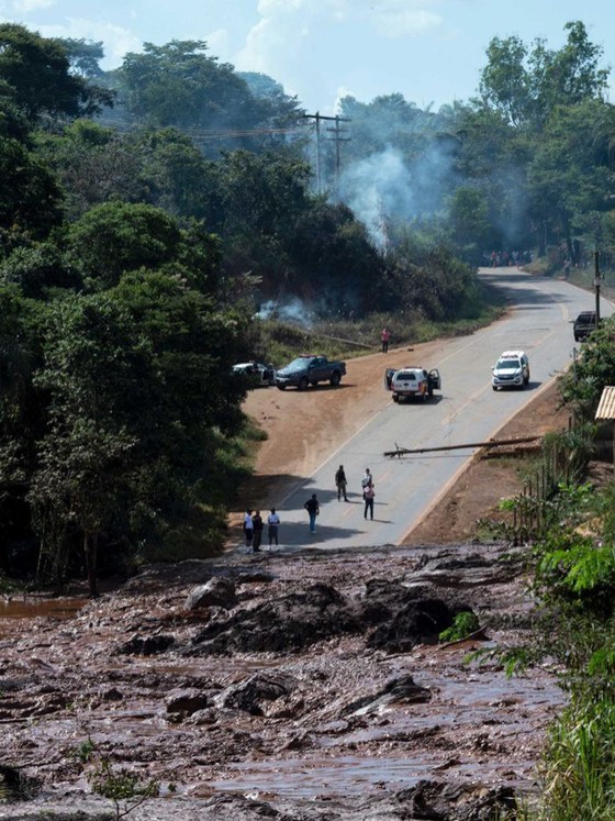 Ít nhất 9 người thiệt mạng và hàng trăm người mất tích trong vụ vỡ đập tại Brazil ảnh 1