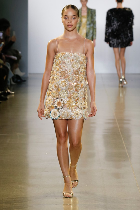 Xem BST “Cuộc dạo chơi của những vì sao” của Công Trí tại New York Fashion Week 2019 ảnh 27