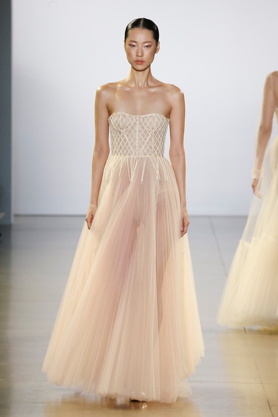 Xem BST “Cuộc dạo chơi của những vì sao” của Công Trí tại New York Fashion Week 2019 ảnh 1