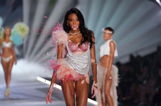 Hé lộ dàn siêu mẫu đình đám trong show Công Trí tại New York Fashion Week ảnh 8