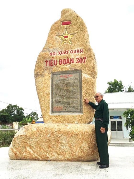 Trước bia tưởng niệm ngày xuất quân ảnh 1