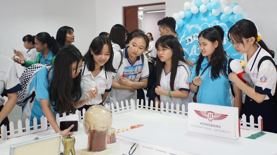 Đại học quốc tế Hồng Bàng công bố đề thi mẫu kỳ thi năng lực ảnh 2