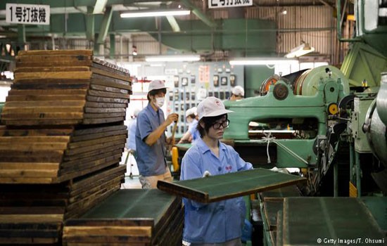 Thủ tướng Nhật Abe vướng bê bối về thống kê kinh tế ảnh 1