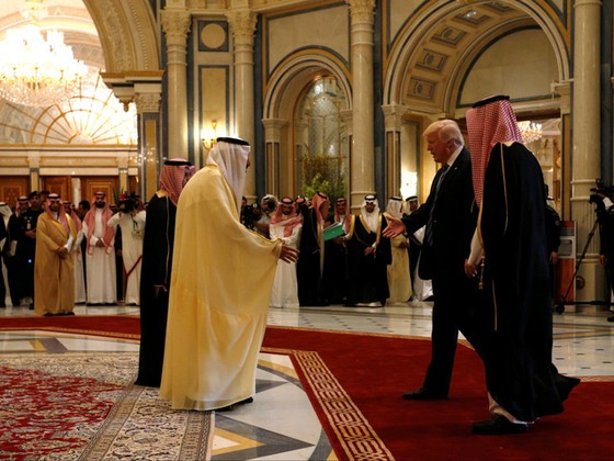 Nhà vua Saudi Arabia Salman bin Abdulaziz Al Saud đón tiếp Tổng thống Trump tại Riyadh hồi tháng 5.