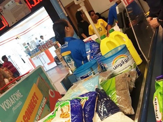 Người Qatar vội vã tích trữ thực phẩm, ồ ạt rút tiền khỏi ngân hàng ảnh 3