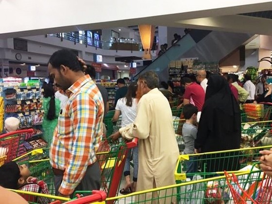 Người Qatar vội vã tích trữ thực phẩm, ồ ạt rút tiền khỏi ngân hàng ảnh 4