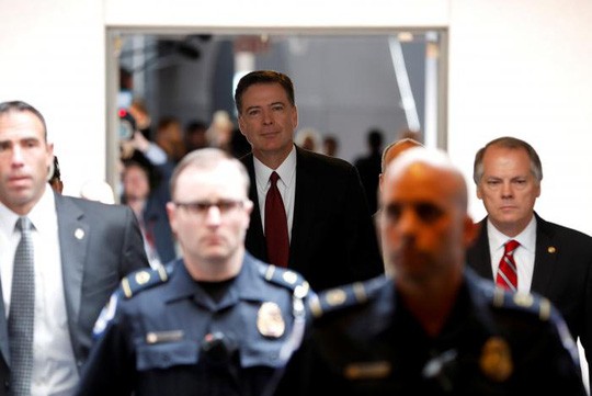 Cựu giám đốc FBI James Comey điều trần trước Ủy ban Tình báo Thượng viện Mỹ hôm 8-6. Ảnh: Reuters