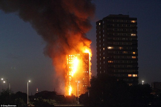 Tháp Grenfell chìm trong biển lửa. Ảnh: Daily Mail