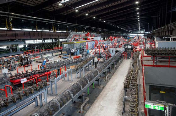 Bên trong nhà máy rèn thép của Voestalpine ở làng Donawitz.