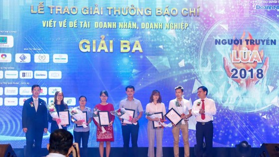 Trao giải báo chí viết về doanh nghiệp, doanh nhân 2018 ảnh 1