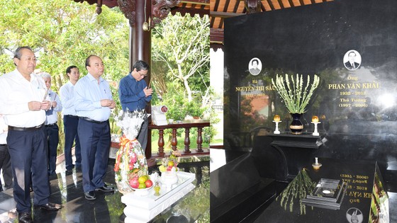 Dâng hương tưởng nhớ các đồng chí nguyên lãnh đạo Đảng, Nhà nước và Chính phủ đã từ trần ảnh 6