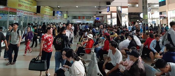 Người dân tiếp tục đổ về bến xe đi nghỉ lễ ảnh 1