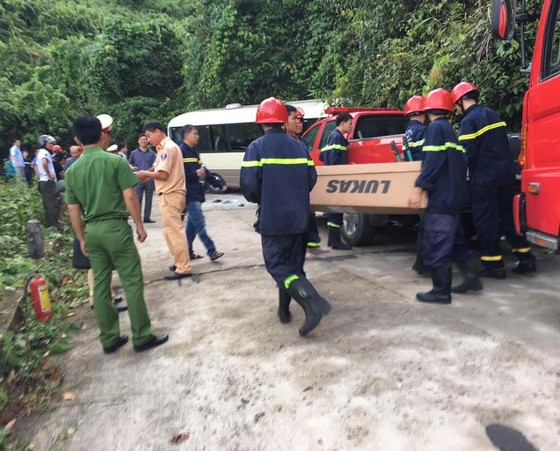 Xe chở du khách Singapore đâm vào vách đá trên núi Bạch Mã, 18 người bị thương ảnh 1