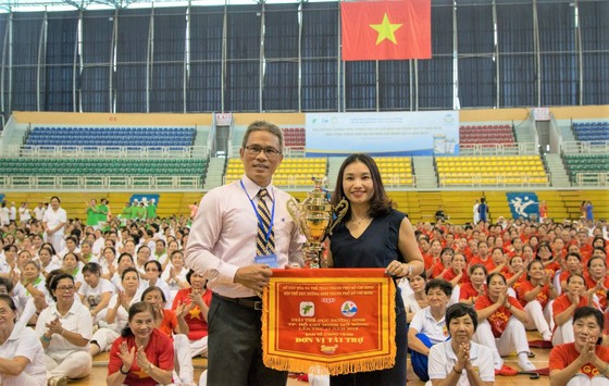 Hơn 3.000 người cao tuổi tham gia giải thi đấu thể dục dưỡng sinh ảnh 1