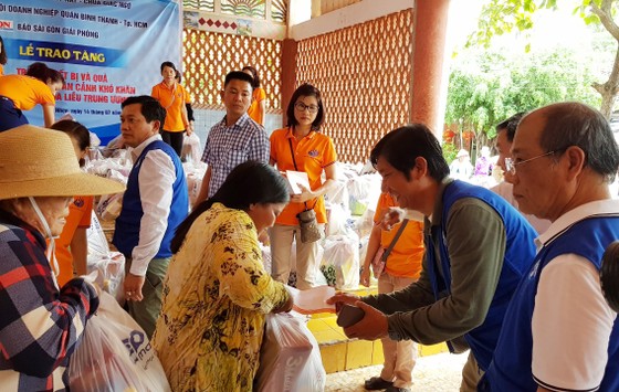 Hơn 300 triệu đồng tặng quà bệnh nhân phong ảnh 1