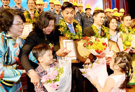 Phát huy truyền thống năng động sáng tạo để phát triển TPHCM: Cần “công nghệ” đãi cát tìm vàng ảnh 1