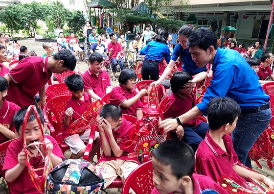 Báo SGGP vui Tết Trung thu cùng các cháu tàn tật mồ côi ảnh 4