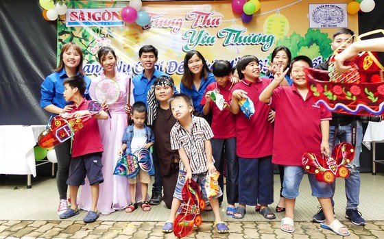 Báo SGGP vui Tết Trung thu cùng các cháu tàn tật mồ côi ảnh 1