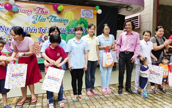 Báo SGGP vui Tết Trung thu cùng các cháu tàn tật mồ côi ảnh 2