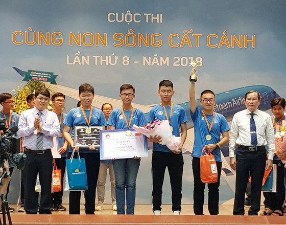 Trường THPT Chuyên Lê Hồng Phong giành giải nhất cuộc thi "Cùng non sông cất cánh". ảnh 2