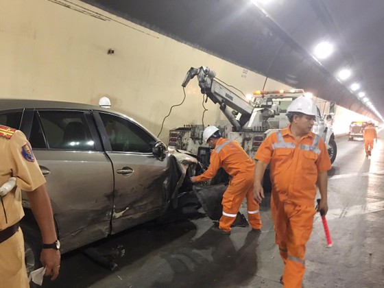 Tai nạn giao thông liên hoàn trong hầm Hải Vân ảnh 1