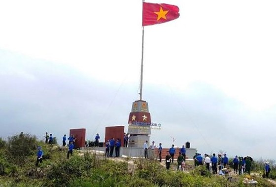Khánh thành cột cờ Tổ quốc trên đảo Hòn La (Quảng Bình) ảnh 1