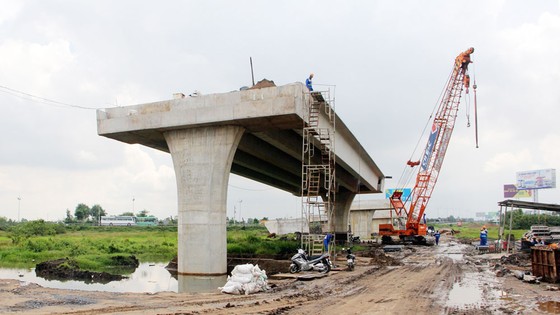 Ì ạch cao tốc về miền Tây ảnh 1