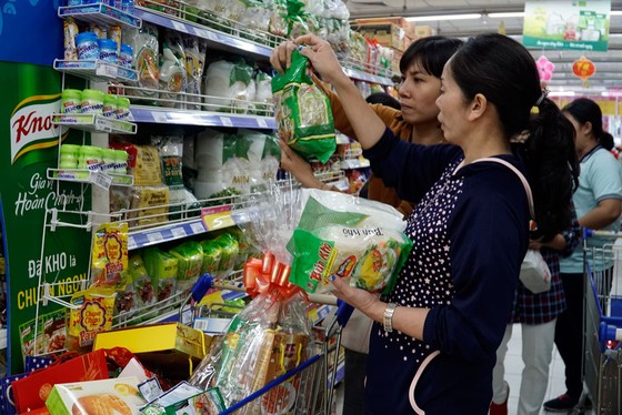 Nhộn nhịp khách đi siêu thị Co.opmart sắm tết mua 1 tặng 1 ảnh 1
