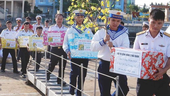 Chở tết ra nhà giàn ảnh 1