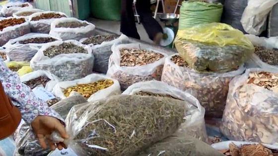 Tan biến nỗi lo phải chữa bệnh bằng "rác thuốc" khi đã có những chỉ dấu về dược liệu an toàn của EU ảnh 1