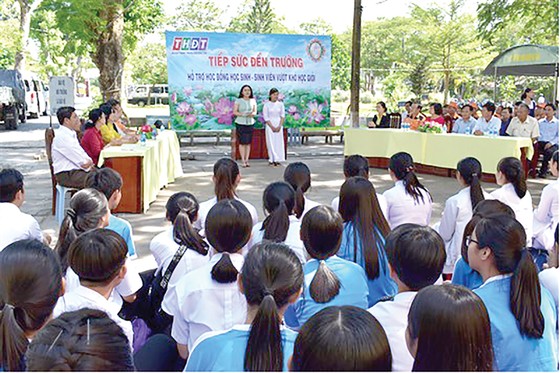 Công ty TNHH MTV Xổ số kiến thiết tỉnh Đồng Tháp trao học bổng “Tiếp sức đến trường” tại huyện Tháp Mười ảnh 1