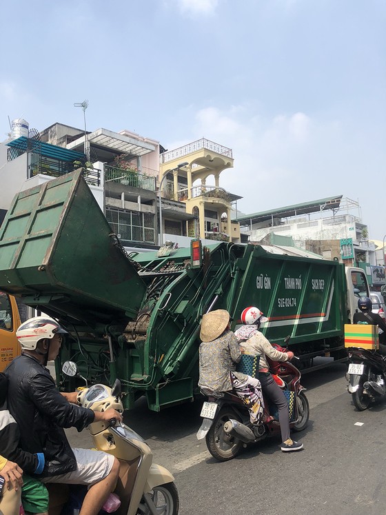Xe ép rác mất vệ sinh và không an toàn ảnh 1