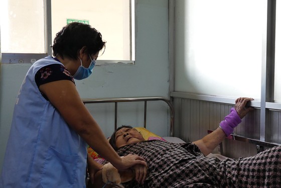 Vất vả nghề chăm bệnh thuê ảnh 1