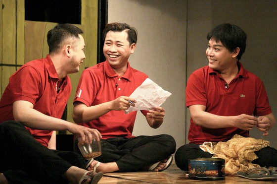 Tắt đèn là chạy - thấm đẫm tình sân khấu ảnh 1